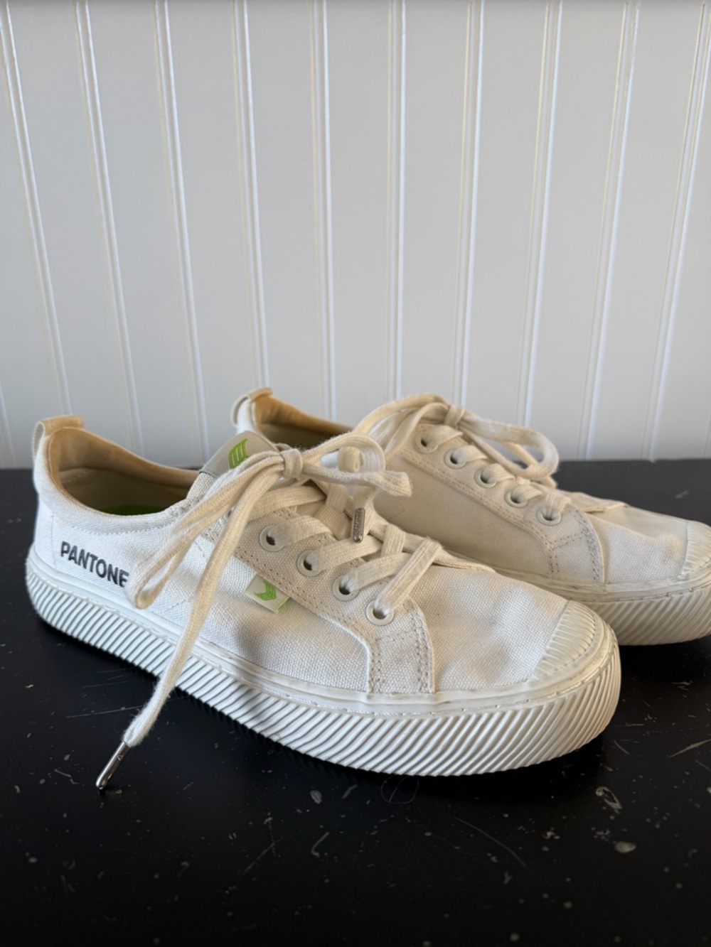 Cariuma OCA Low PANTONE Snow White Canvas Contrast Thread Sneaker
